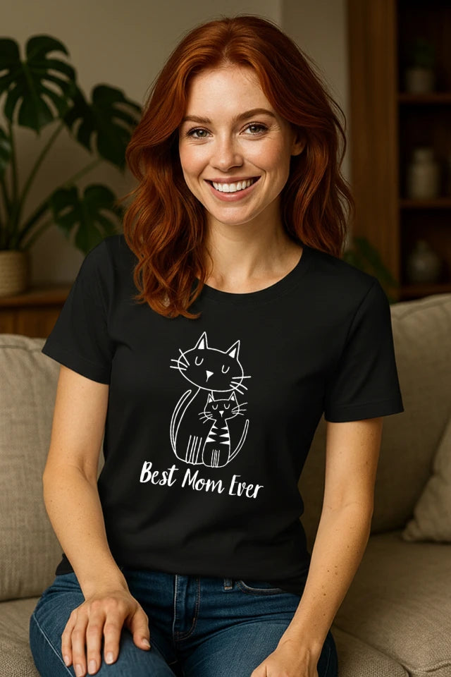 Schwarzes Katzen T-Shirt für Katzenmama mit Best Cat Mom Ever Design in emotionaler Alltagssituation