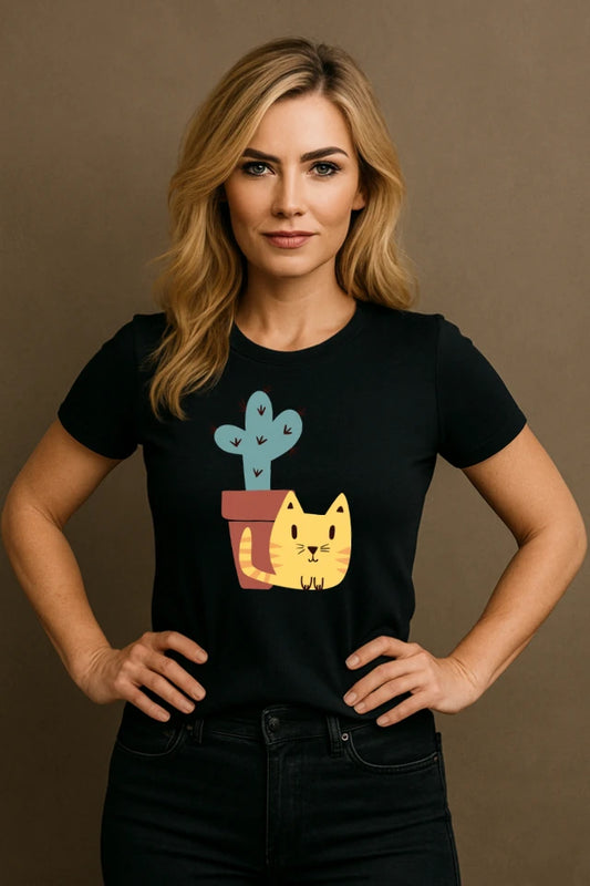 Frau trägt schwarzes Katzen T-Shirt mit Katze und Kaktus Motiv