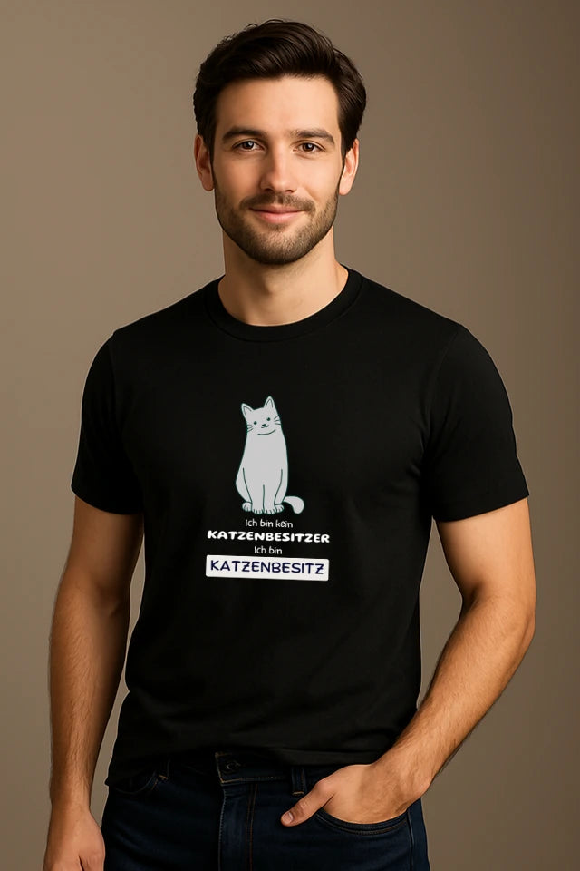 Mann trägt schwarzes Katzen T-Shirt mit Katzenbesitz Motiv