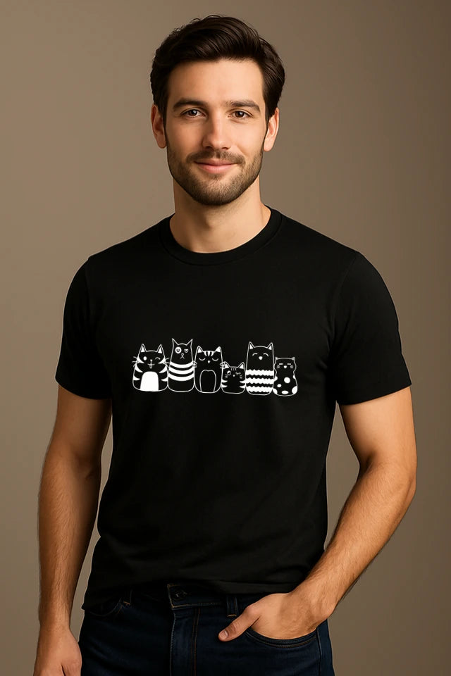 Mann trägt schwarzes Katzen T-Shirt mit mehreren verspielten Katzenmotiven