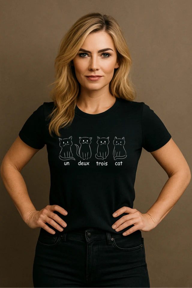 Frau trägt schwarzes Katzen T-Shirt mit 1 2 3 cats Motiv