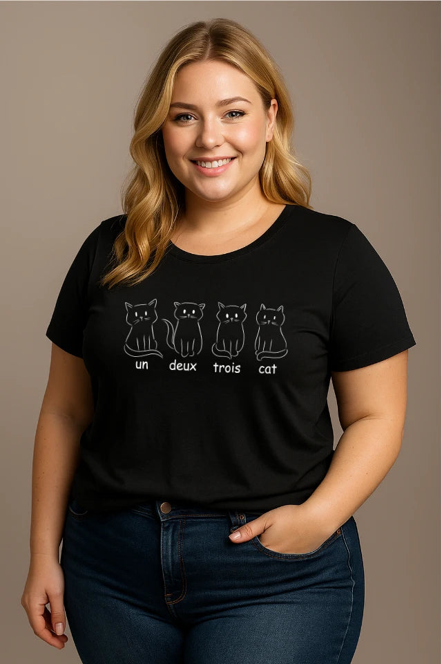 Curvy Model trägt schwarzes Katzen T-Shirt mit 1 2 3 cats Motiv