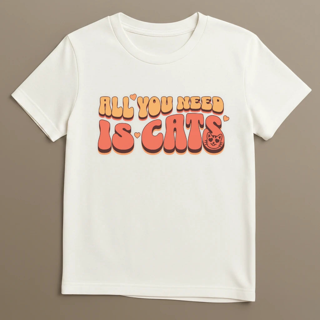 Weißes Katzen T-Shirt mit All you need is cats Design flach ausgelegt