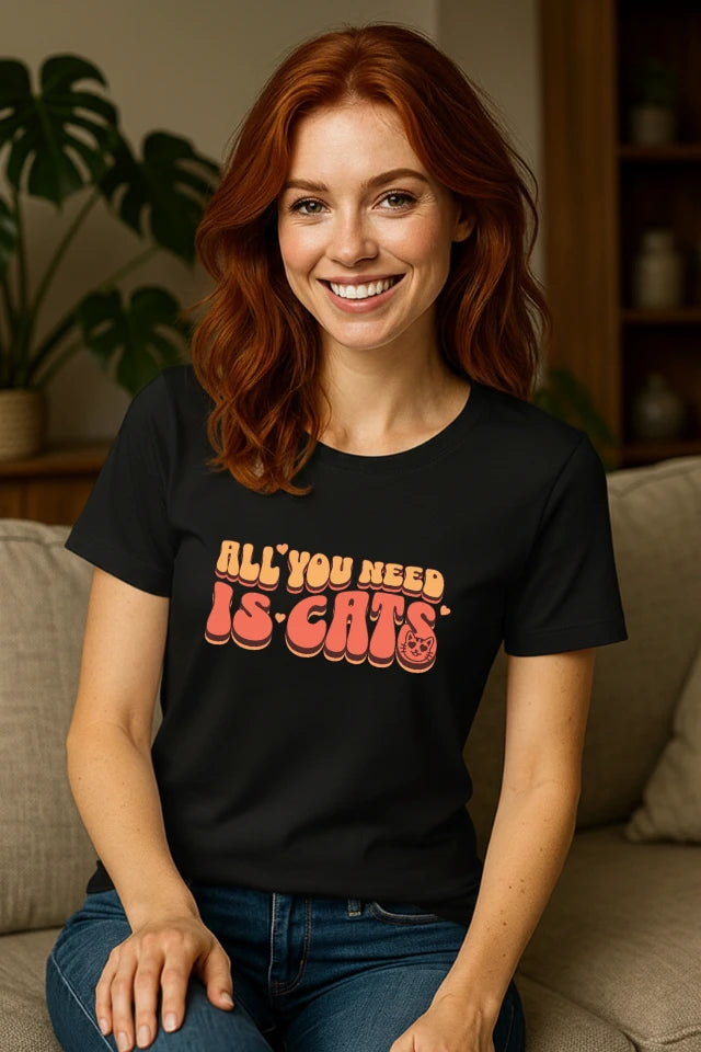 Minimalistisches Katzen T-Shirt in schwarz mit All you need is cats Statement in modernem Umfeld