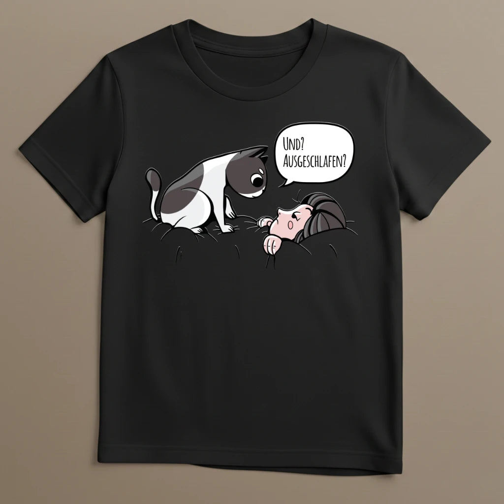 Schwarzes Katzen T-Shirt mit Ausgeschlafen Motiv als Flatlay