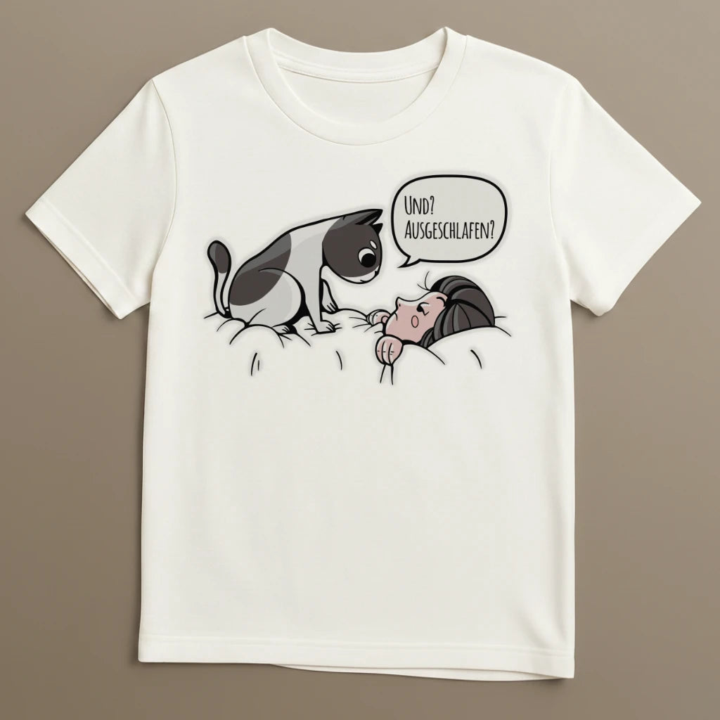 Weißes Katzen T-Shirt mit Ausgeschlafen Design flach ausgelegt