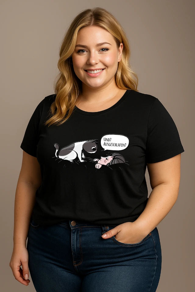 Curvy Model trägt schwarzes Katzen T-Shirt mit Ausgeschlafen Aufdruck
