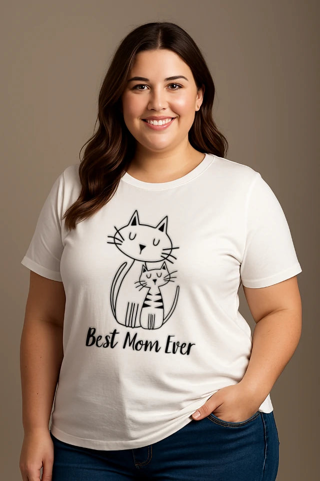Curvy Model trägt weißes Katzen T-Shirt mit Best Cat Mom Ever Aufdruck