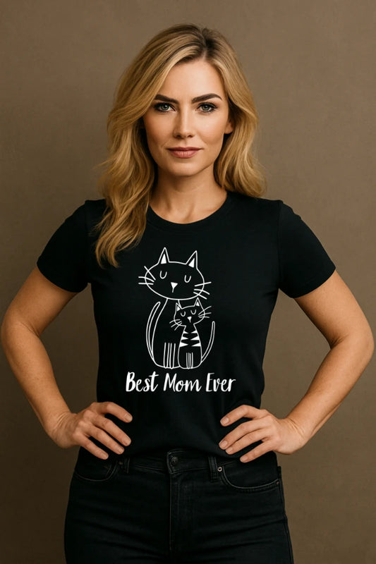 Frau trägt schwarzes Katzen T-Shirt mit Best Cat Mom Ever Motiv
