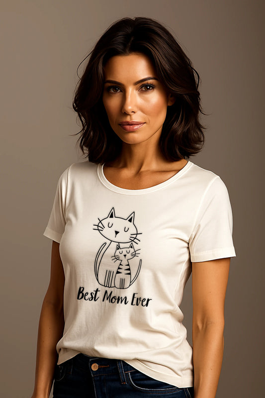 Frau trägt weißes Katzen T-Shirt mit Best Cat Mom Ever Aufdruck