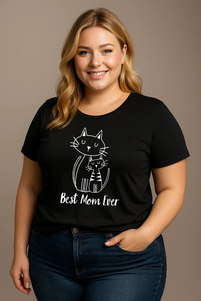 Curvy Model trägt schwarzes Katzen T-Shirt mit Best Cat Mom Ever Motiv