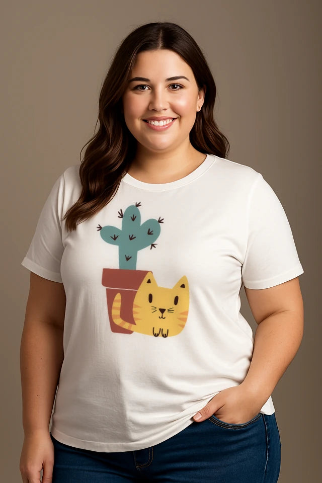 Frau trägt Katzen T-Shirt in weiß mit cactus and kitty Design