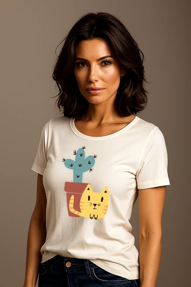 Frau trägt weißes Katzen T-Shirt mit cactus and kitty Design