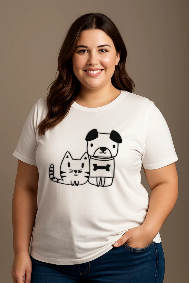 Curvy Model trägt weißes T-Shirt mit Katze und Hund harmonisches minimalistisches Design