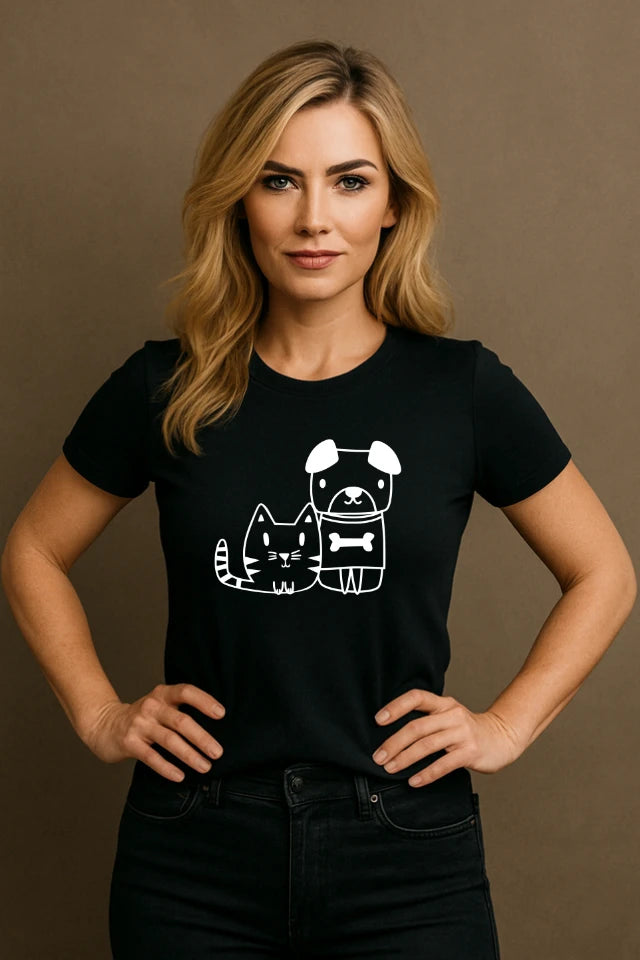Frau trägt schwarzes T-Shirt mit modernem Tiermotiv Katze und Hund zusammen