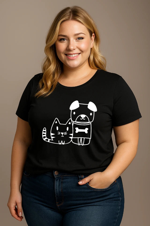 Curvy Model trägt schwarzes T-Shirt mit modernem Tiermotiv Katze und Hund zusammen