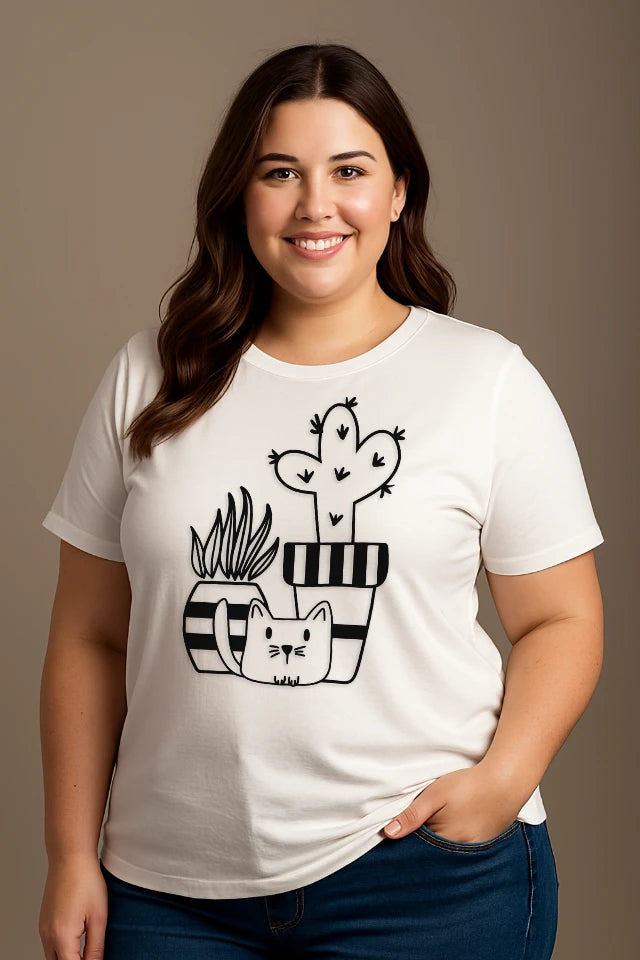 Curvy Model trägt weißes Katzen T-Shirt mit Pflanze und Kaktus modernem Design