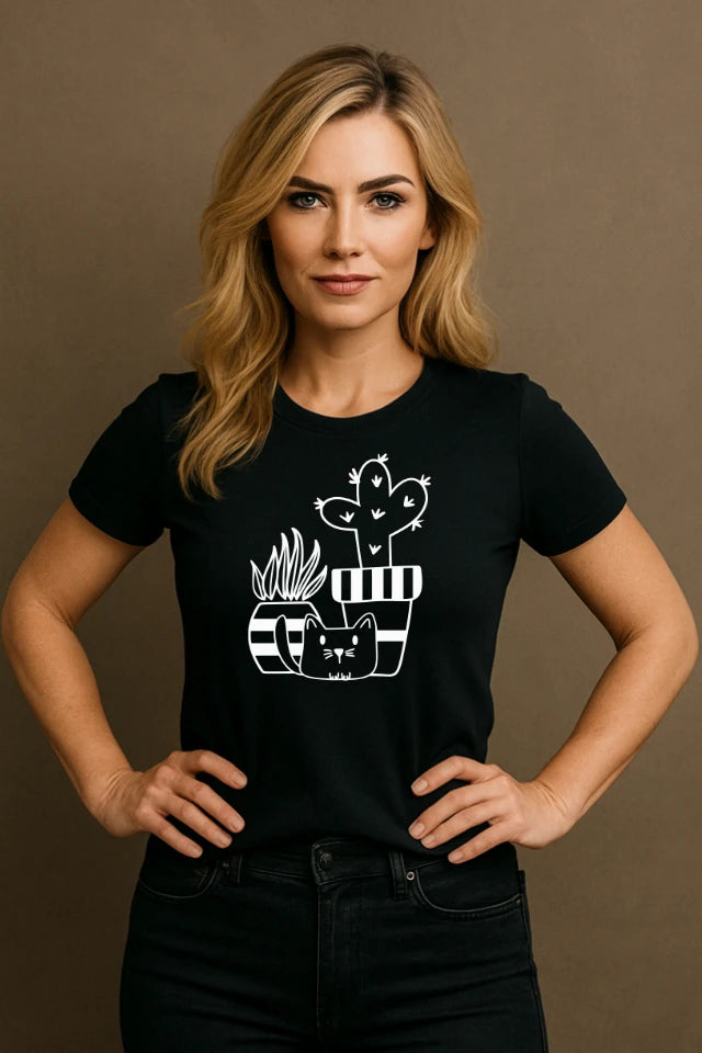 Frau trägt schwarzes T-Shirt mit Katze Pflanze und Kaktus stilvoll kombiniert