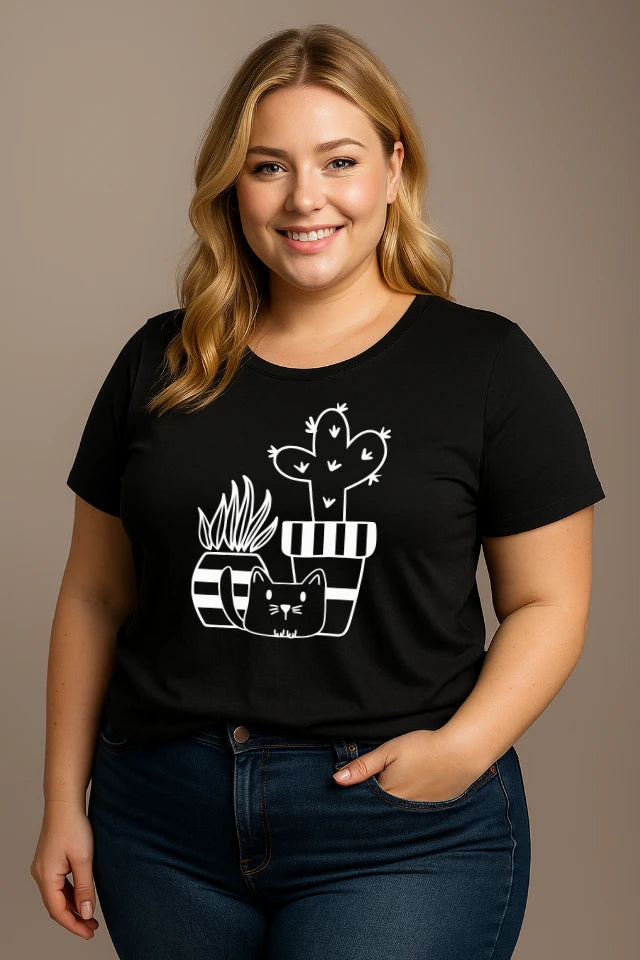 Frau trägt schwarzes T-Shirt mit Katze Pflanze und Kaktus stilvoll kombiniert