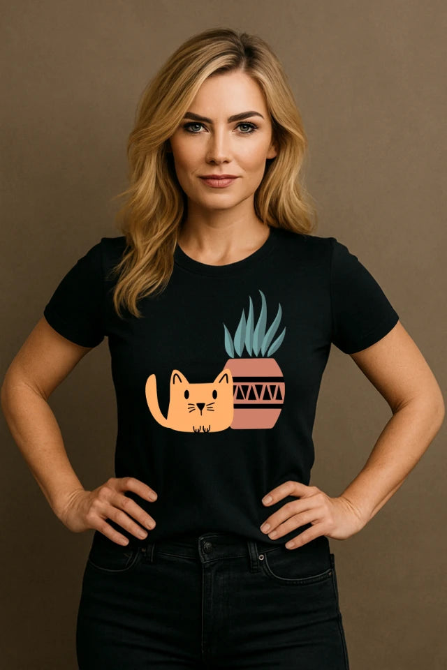 Frau trägt schwarzes Katzen T-Shirt mit Katze und Pflanzen Motiv
