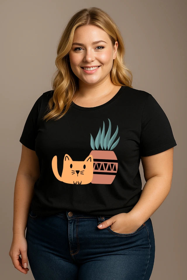 Curvy Model trägt schwarzes Katzen T-Shirt mit Katze und Pflanzen Motiv