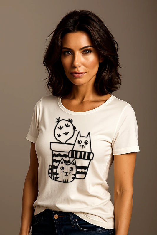 Frau trägt weißes Katzen T-Shirt mit mehreren Katzen und Kaktus verspieltes Design