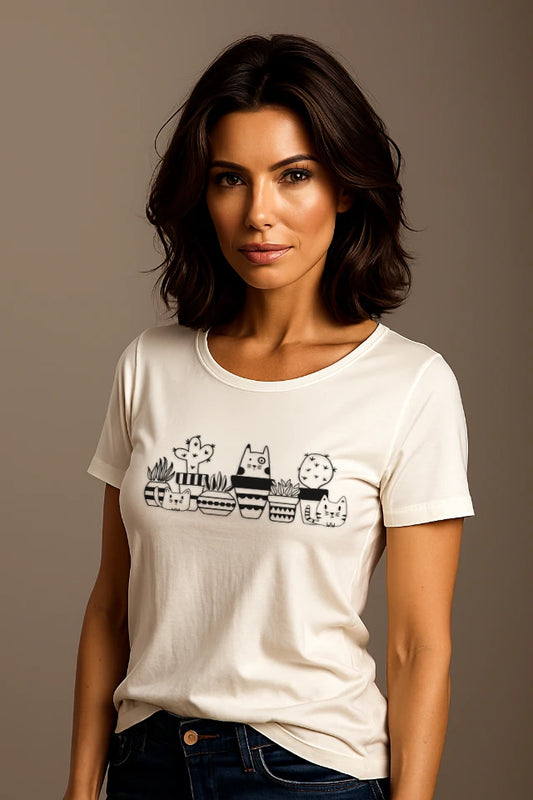 Frau trägt weißes Katzen T-Shirt mit geordneter Katzen und Pflanzen Reihe