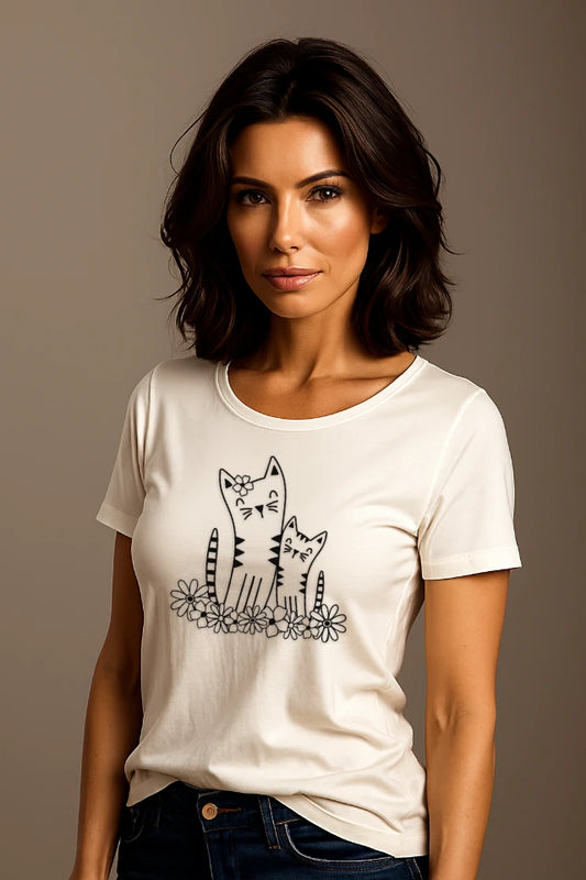 Frau trägt weißes Katzen T-Shirt mit floralem Katzen Kitten Design