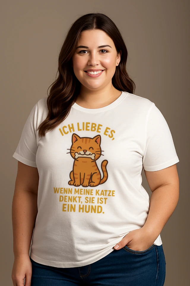 Curvy Model trägt weißes Katzen T-Shirt mit Katze denkt Hund Motiv