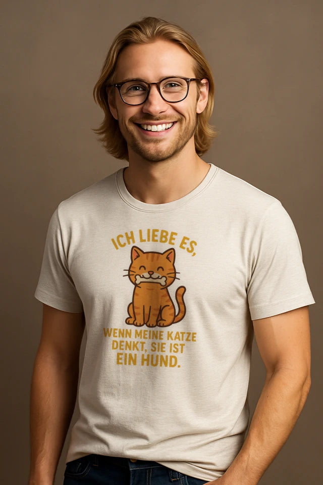 Mann trägt weißes Katzen T-Shirt mit Katze denkt Hund Motiv