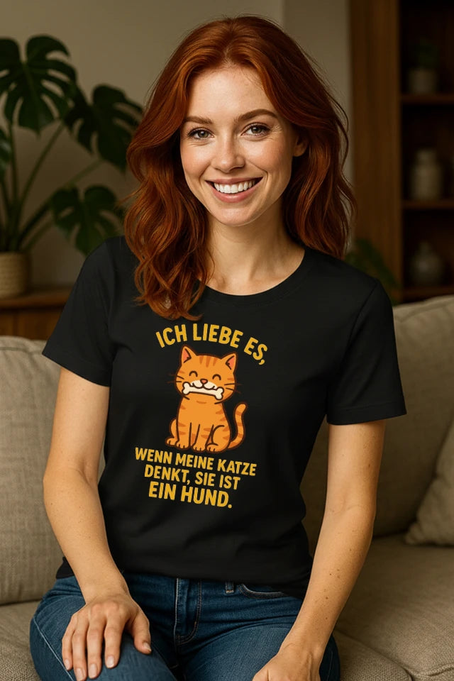 Humorvolles, schwarzes Katzen T-Shirt mit Katze denkt Hund Design im Alltag