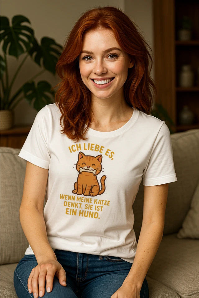 Humorvolles, weißes Katzen T-Shirt mit Katze denkt Hund Design im Alltag