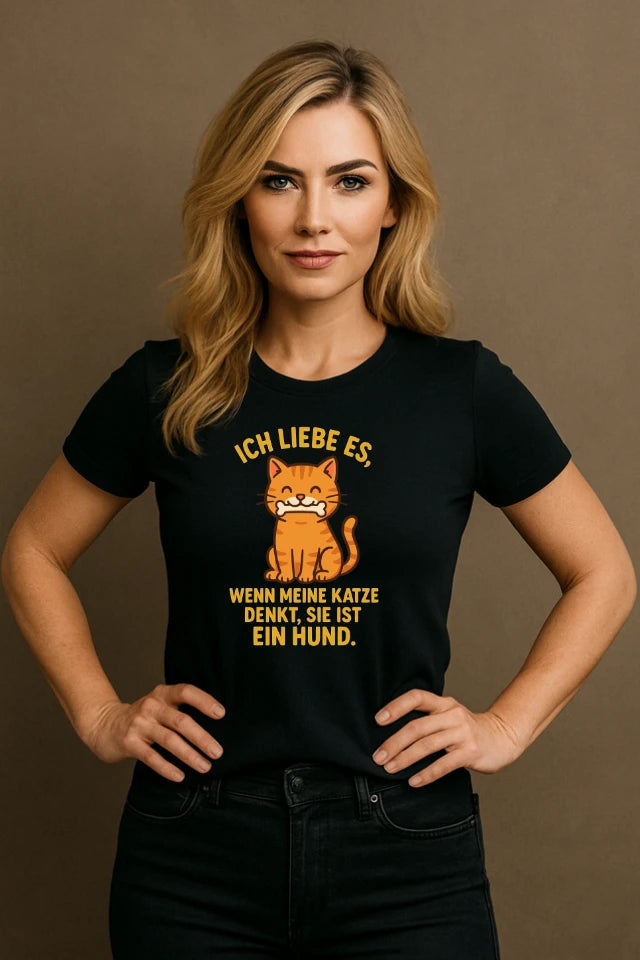 Frau trägt schwarzes Katzen T-Shirt mit Katze denkt Hund Design