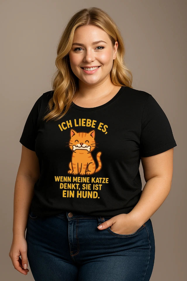 Curvy Model trägt schwarzes Katzen T-Shirt mit Katze denkt Hund Design