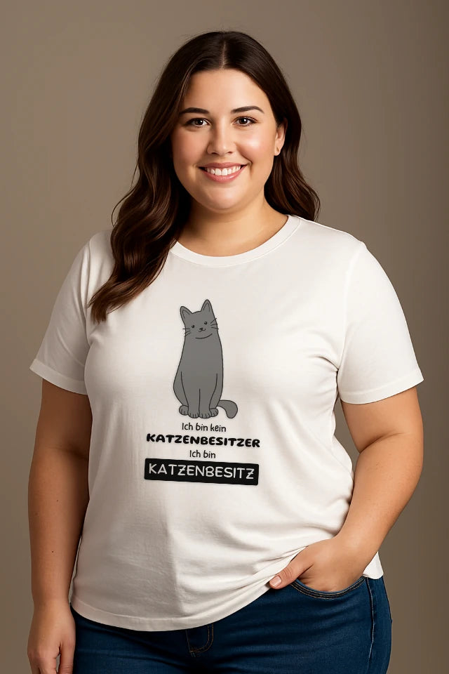 Frau trägt Katzen T-Shirt in weiß mit humorvollem Katzenbesitz Design