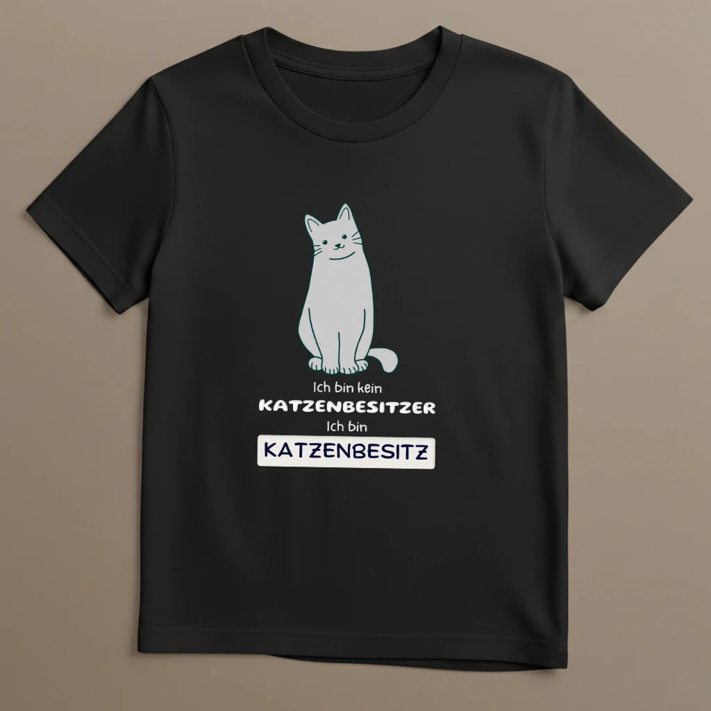 Schwarzes Katzen T-Shirt mit humorvollem Katzenbesitz Design als Flatlay