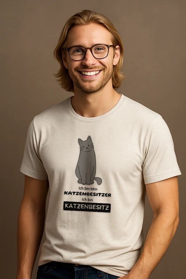 Mann trägt weißes Katzen T-Shirt mit humorvollem Katzenbesitz Design