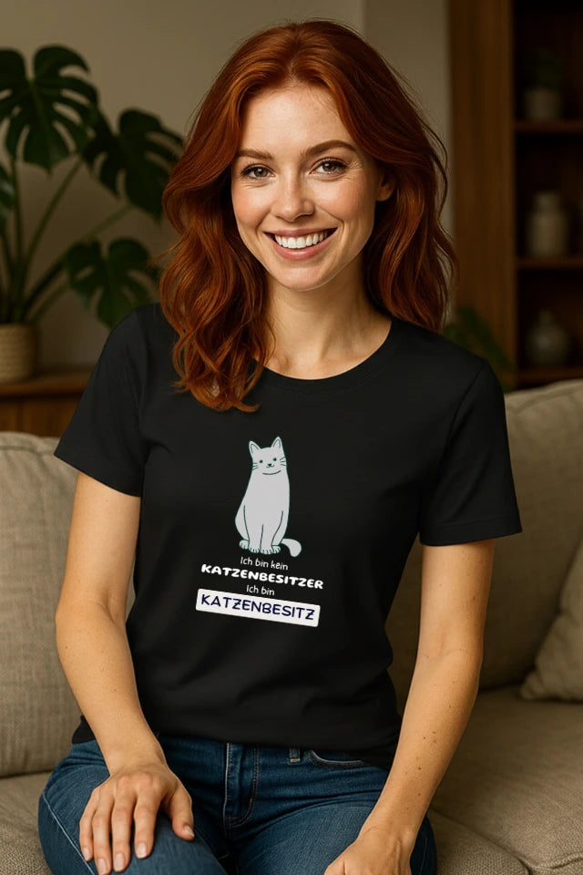 Humorvolles schwarzes Katzen T-Shirt zum Thema Katzenbesitz in Alltagssituation