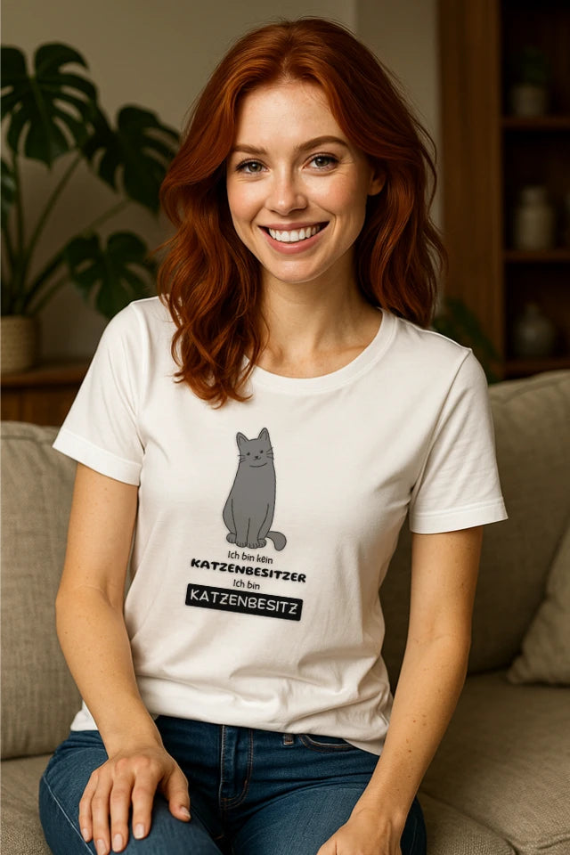 Humorvolles weißes Katzen T-Shirt zum Thema Katzenbesitz in Alltagssituation
