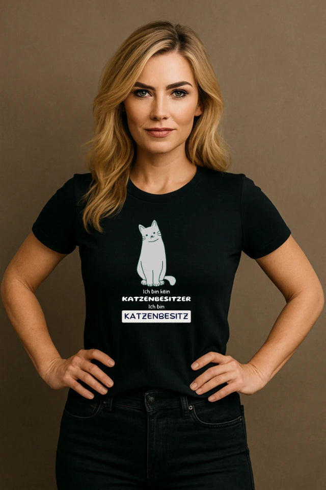 Frau trägt schwarzes Katzen T-Shirt mit Katzenbesitz Motiv
