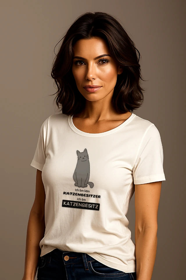 Frau trägt weißes Katzen T-Shirt mit humorvollem Katzenbesitz Design