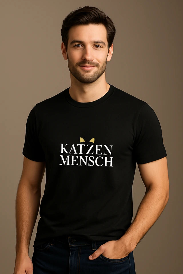 Mann trägt schwarzes Katzen T-Shirt mit Katzenmensch Motiv