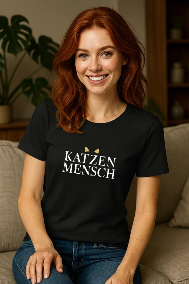 Minimalistisches, schwarzes Katzen T-Shirt mit Katzenmensch Statement im Alltag
