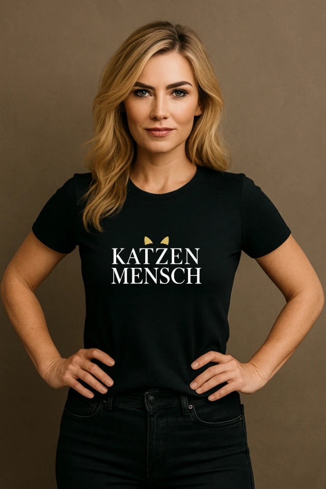 Frau trägt schwarzes Katzen T-Shirt mit Katzenmensch Motiv