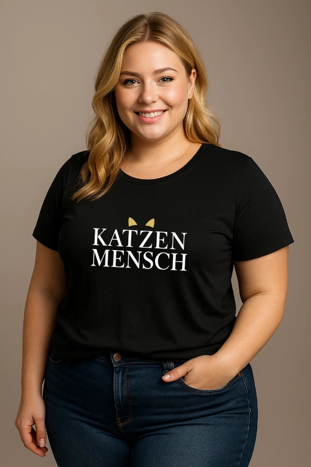 Curvy Model trägt schwarzes Katzen T-Shirt mit Katzenmensch Motiv