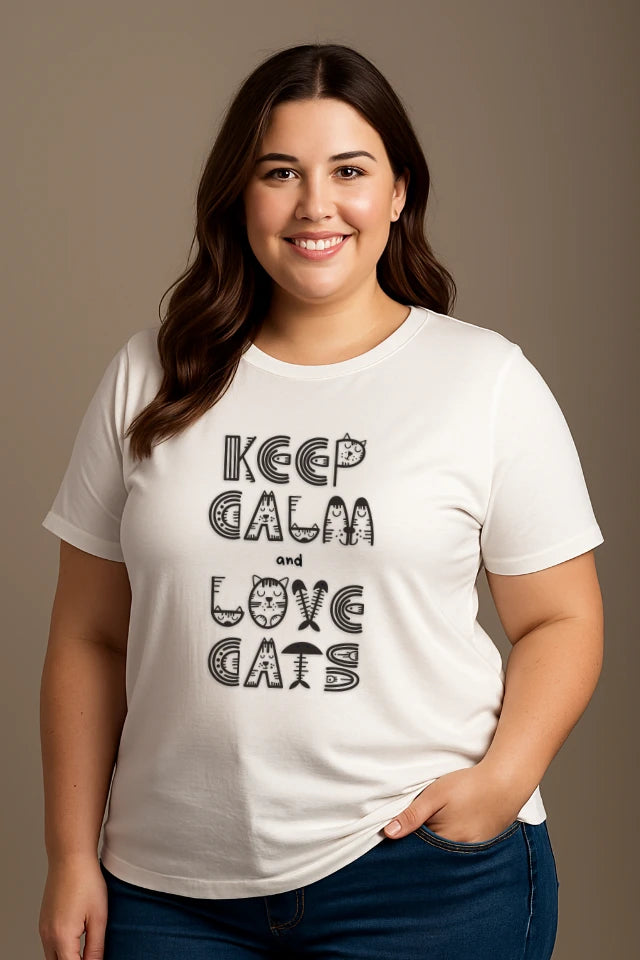 Curvy Model trägt weißes Katzen T-Shirt mit Keep Calm Katzen Design