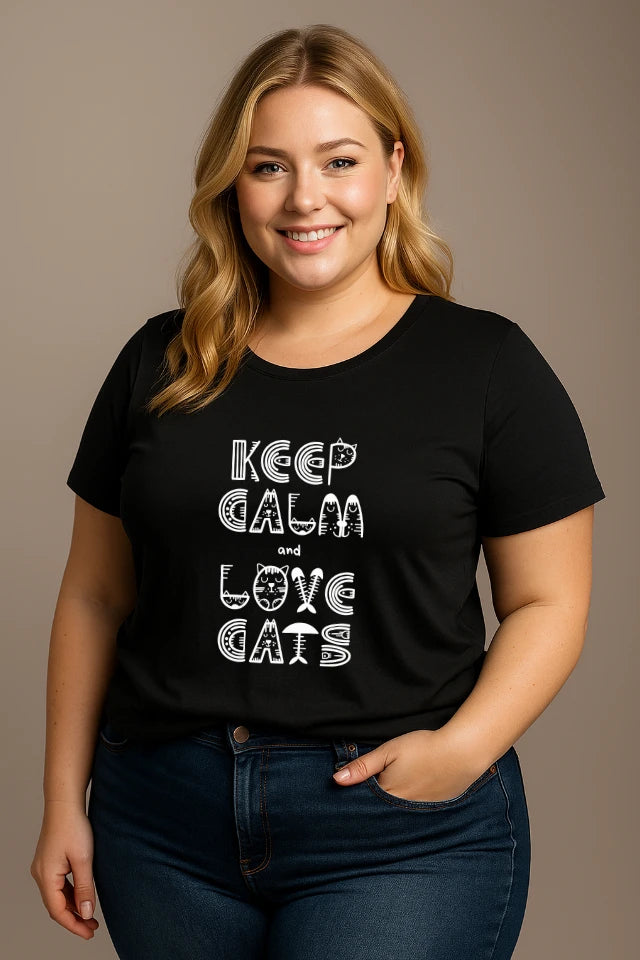 Curvy Model trägt schwarzes Katzen T-Shirt mit Keep Calm Motiv