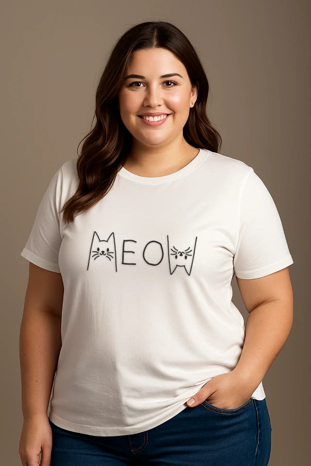 Curvy Model trägt weißes Katzen T-Shirt mit MEOW Schriftzug