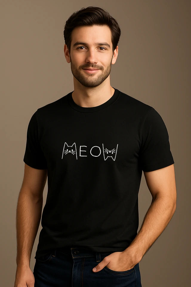 Mann trägt schwarzes Katzen T-Shirt mit MEOW Motiv