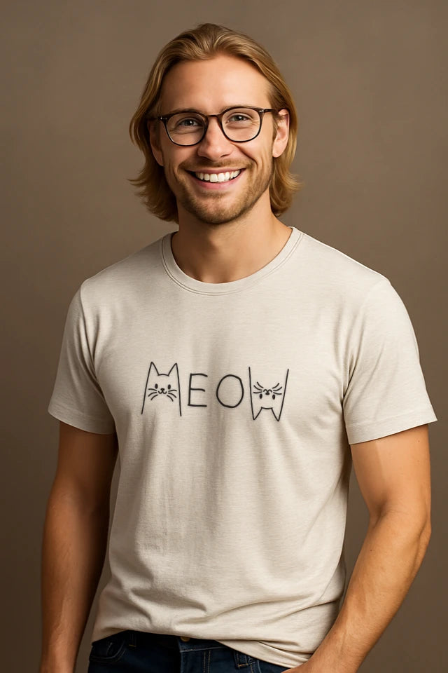 Mann trägt weißes Katzen T-Shirt mit MEOW Schriftzug